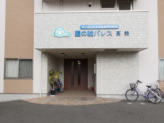 入口前の明るいエントランス