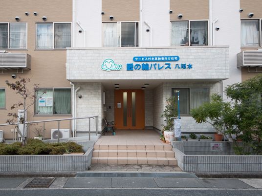 明るい施設のエントランス