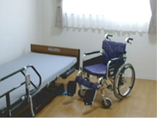 シンプルな個室と車椅子