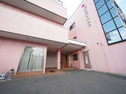 ピンクの建物の外観