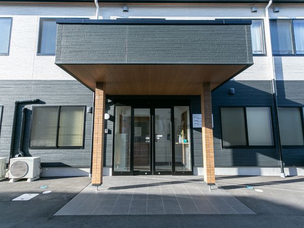 モダンな建物のエントランス