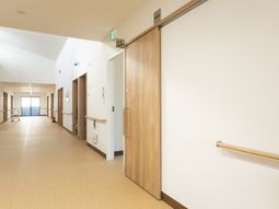 廊下の明るい空間