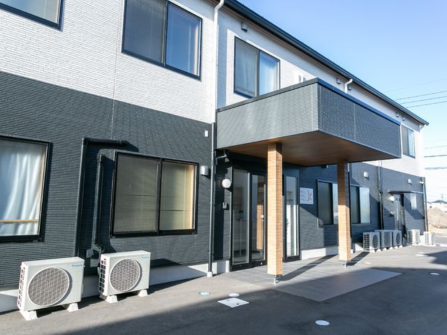 現代的な外観の建物 外観 清潔感のあるモダンな建築様式が特徴的です。職場としての機能性と快適さを兼ね備えています。