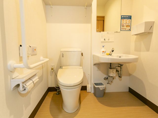 バリアフリー設計のトイレ トイレ 手すり付きで安全性を考慮した清潔なトイレです。快適な使用感を実現していますので、安心してご利用いただけます。