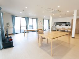 共用スペースの明るい居室