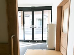 エントランスの明るい風景