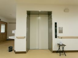 清潔なエレベーター周辺