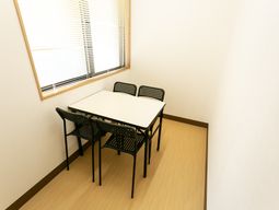 明るい照明の相談室