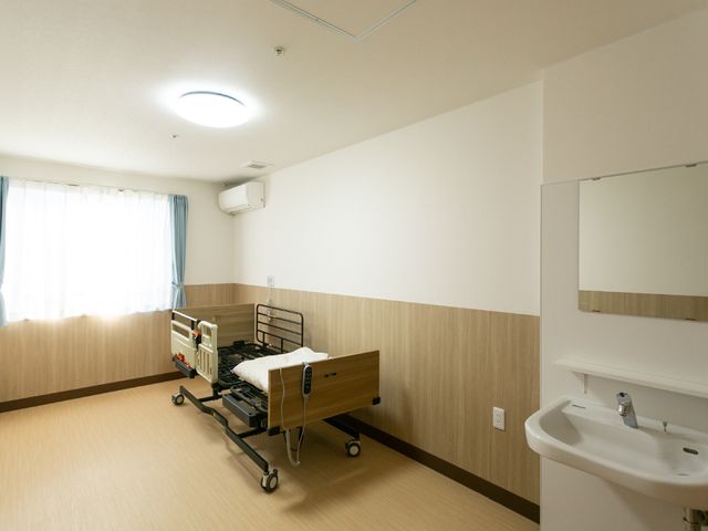 清潔な居室の風景 居室 広々として清潔感のある居室です。日当たりの良い窓や、洗面設備も完備され快適な生活が送れます。
