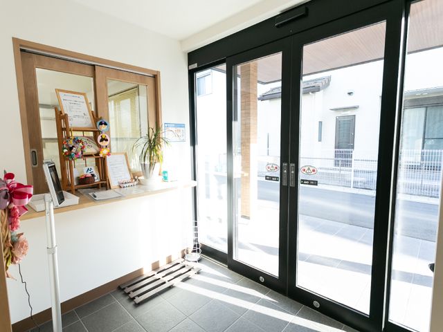 エントランスの受付と出入口 玄関 清潔感のあるエントランスです。受付には明るい笑顔のスタッフが、訪れる皆さまをお出迎えします。