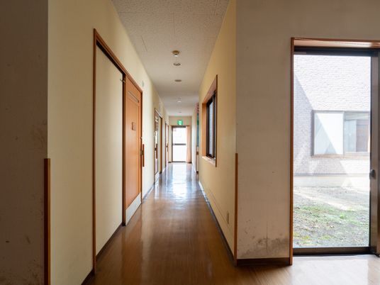 明るい廊下の風景