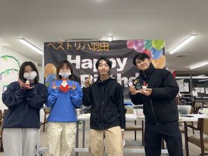 誕生日飾りのある多目的室  