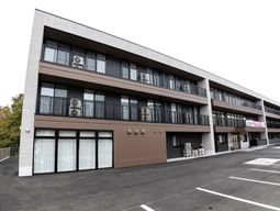 茶色の建物の外観