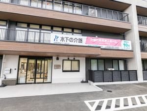 明るい外観の入り口