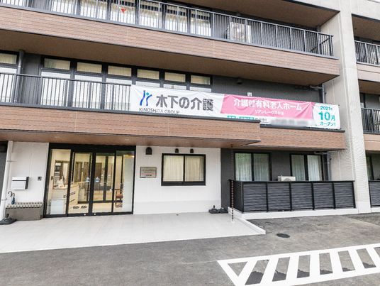 明るい外観の入り口