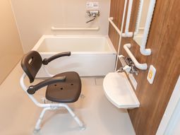 バリアフリー設計の浴室