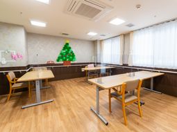 明るい食事スペース