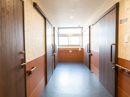 廊下の明るい光景