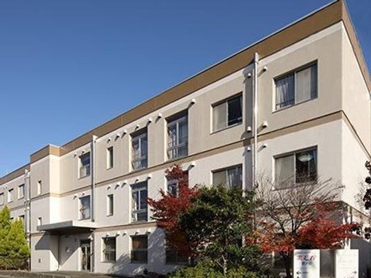 明るい外観の建物