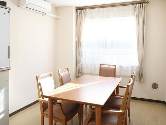 居室の食卓と椅子