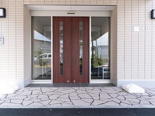 木目調のエントランス扉