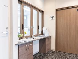 フロントデスクの明るい室内