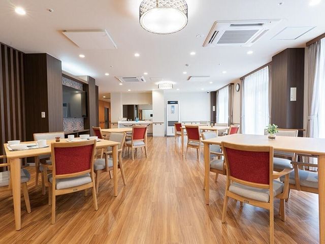 清潔感のある広い食堂 食堂 ゆったりとした食堂には、天井の高さや開放感があり、日々の食事を明るく快適にお過ごしいただけます。木目調のインテリアが温かな雰囲気を演出しています。