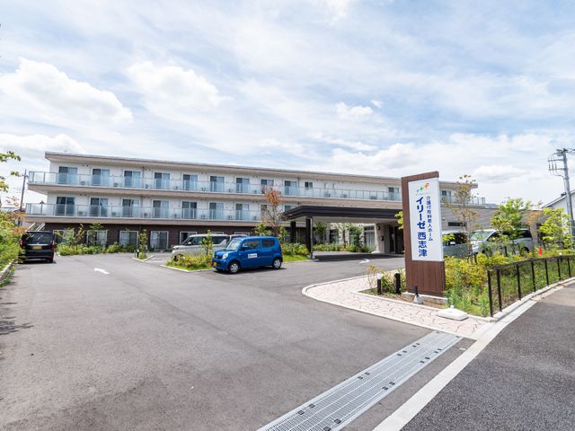 快適な外観の施設 外観 こちらは広々とした敷地に建てられたモダンなデザインの建物です。清潔感が感じられ、快適な就業環境を提供しています。