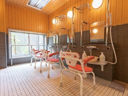 清潔なバリアフリー浴室