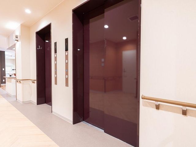 清潔感のあるエレベーターホール エレベーター 広々としたフロアには清潔感溢れるエレベーターが整っており、日々の移動も快適に行えます。