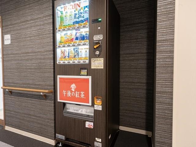 廊下に設置された自動販売機 自動販売機 廊下には手すりが設置され、自動販売機も備え付けられており、ゆったりとした休憩時間を過ごせます。