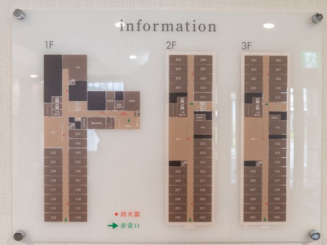 施設案内図掲示 展示物 見やすい案内図で、施設の各部屋の配置を一目で確認できます。新しい職場のレイアウトを事前に把握することができるため、安心して就業を開始できます。