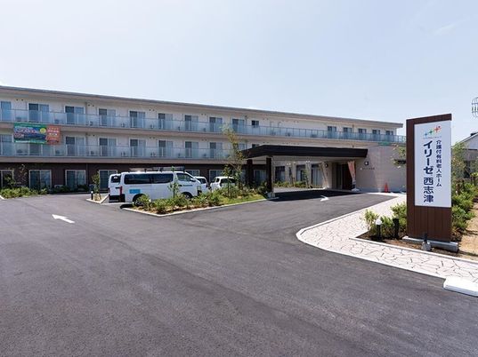 エントランスと看板の外観