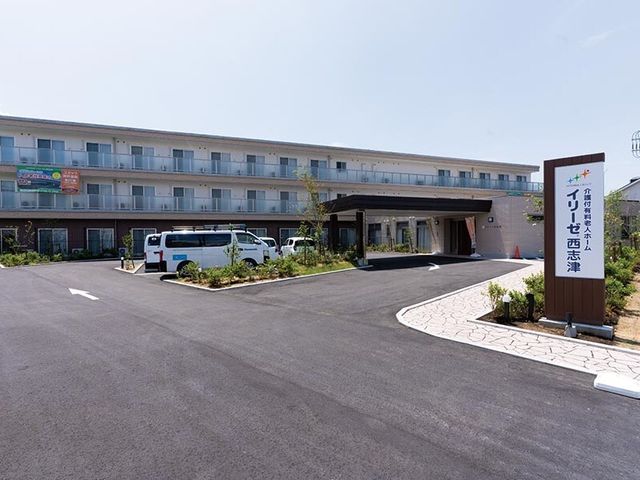 エントランスと看板の外観 外観 広々としたエントランスが迎える清潔感溢れる住まいです。何かと便利な送迎車が停まっており、移動のサポートも整っています。