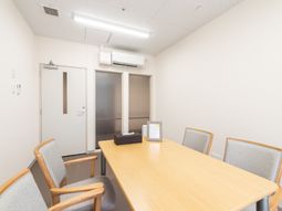 清潔な会議室の一角