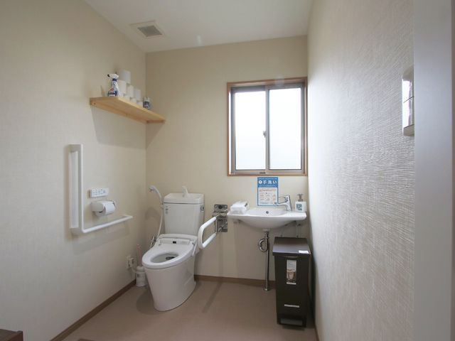 清潔なトイレ空間 トイレ ゆとりのある洗練されたトイレは、利用者の安全と快適性を考慮した設計です。手すりや緊急呼出しボタンも完備しております。