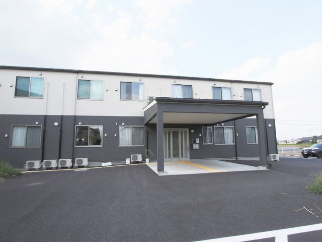 モダンな外観の建物 外観 新しい建築様式の清潔感溢れる施設です。スタッフとして活躍する場として、魅力的な環境がお待ちしています。