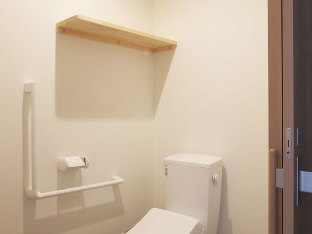 バリアフリートイレ設備 トイレ 手すりが設置された広々としたトイレです。安全性と利用のしやすさを考慮した設計になっており、日々の業務に役立つ環境です。