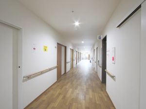 明るく広い施設の廊下