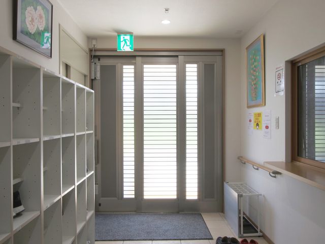 明るいエントランスと棚 玄関ホール 広々として清潔感のあるエントランスです。明るい日差しの中、訪れる方を優しく迎え入れます。