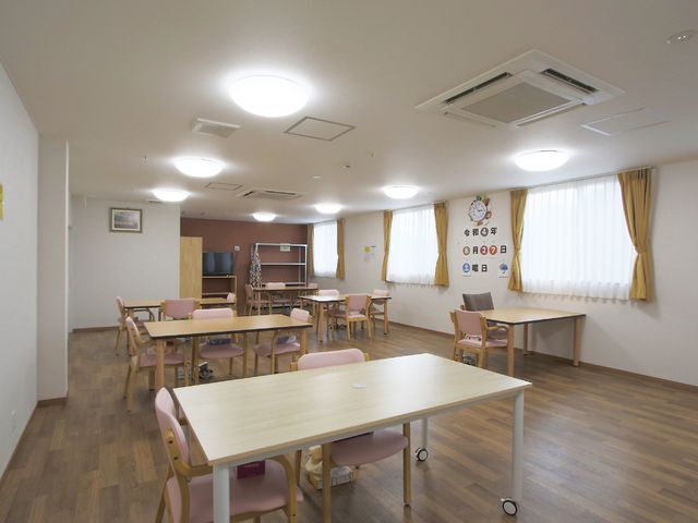 共有スペースの明るい居室 共有スペース 広々とした食堂は、自然光が差し込み明るい雰囲気です。日々の食事やコミュニケーションの場として、ご利用いただけます。