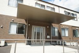 清潔感のある建物正面