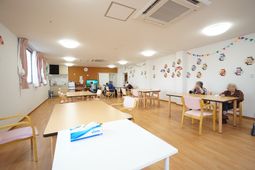 明るい食堂の様子