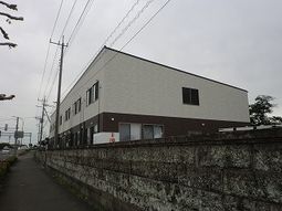 白い外壁の建物外観