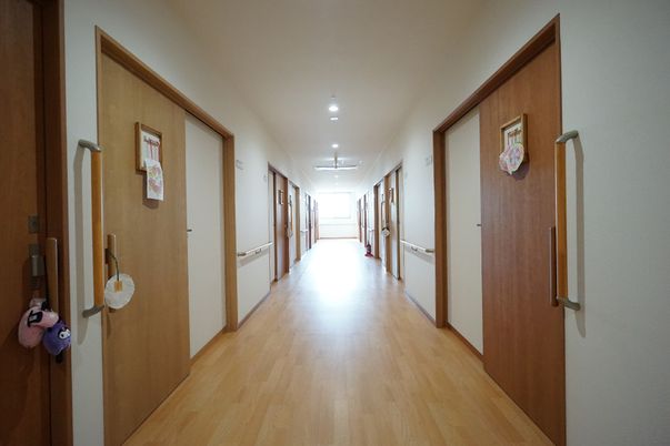 明るく清潔な廊下