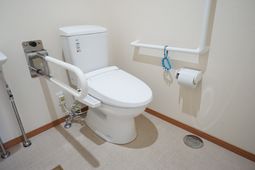 バリアフリー設計のトイレ