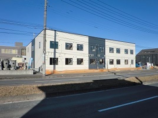 明るい日差しの外観