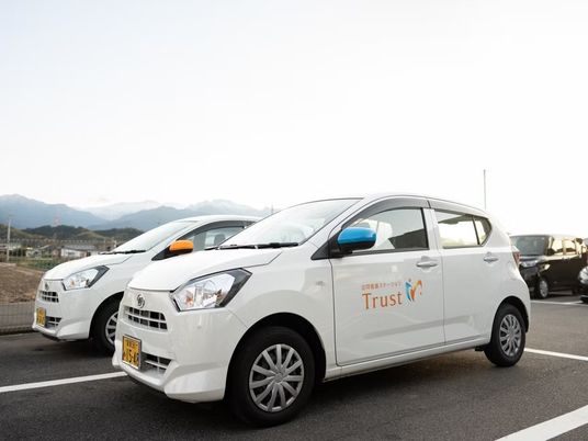 送迎車が並ぶ駐車場  