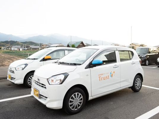 送迎車が並ぶ駐車場  
