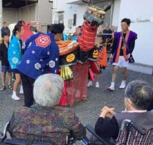 龍の舞いを見守る人々